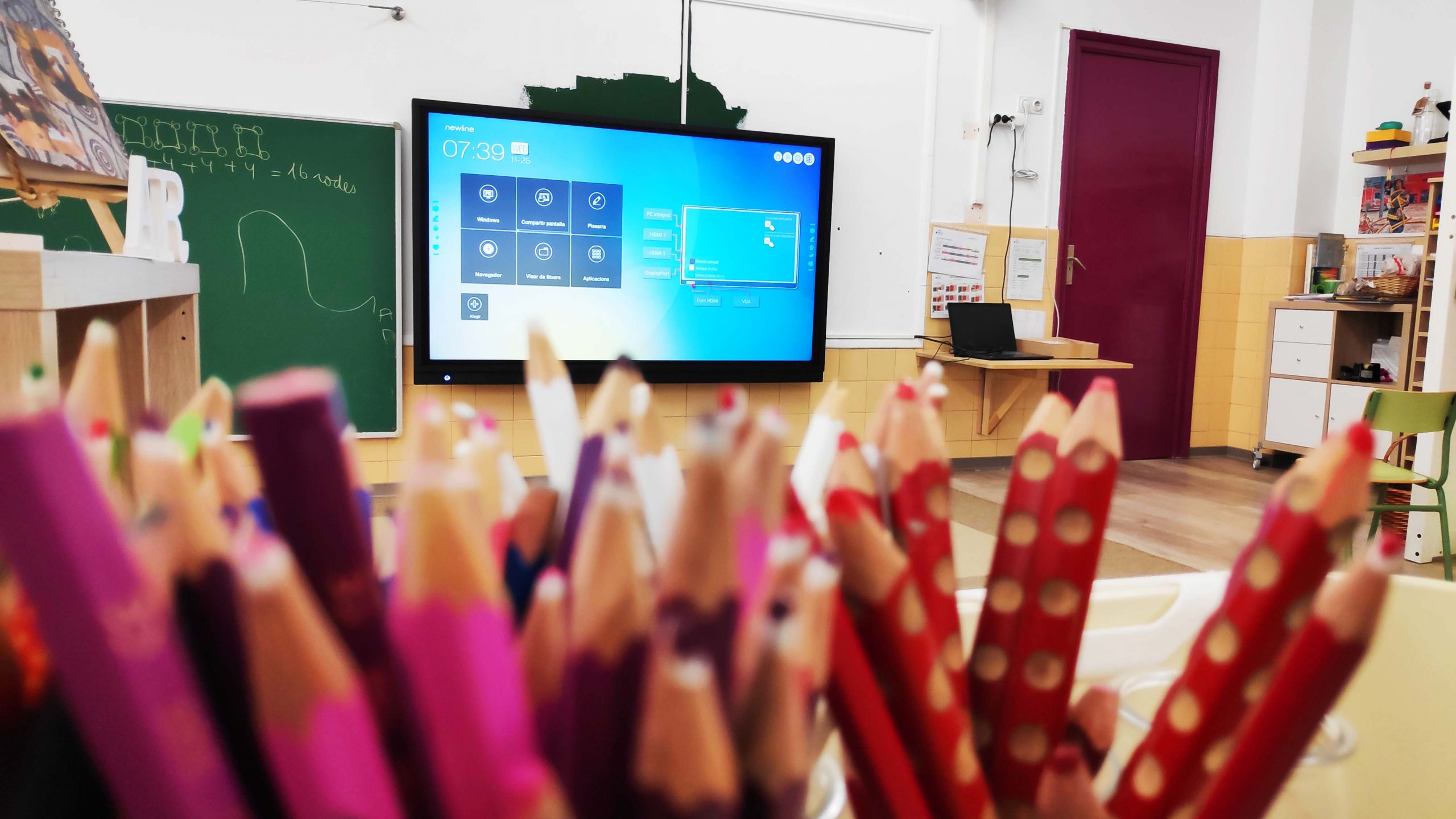 Monitors tàctils en aules de primària