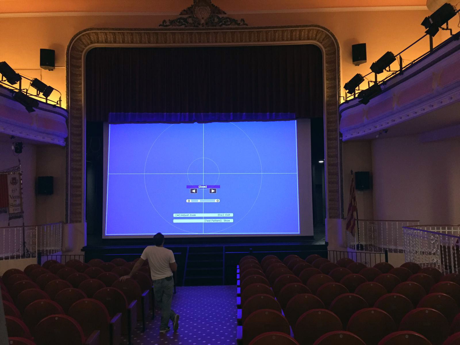 Equipació de Teatre amb pantalla de gran format